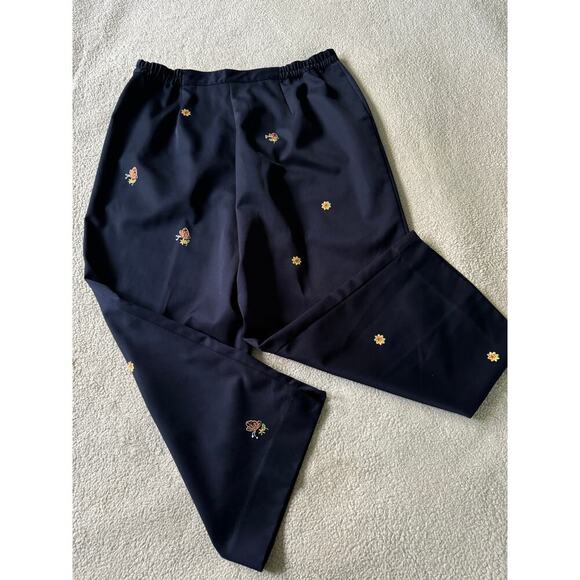 Alfred Dunner 10 navy blue high rise capris. - Picture 12 of 12
